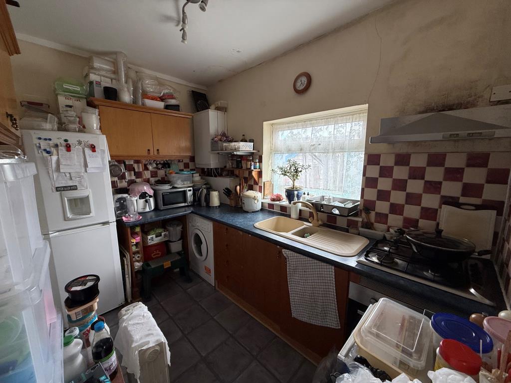 Lot: 146 - TWO-BEDROOM GROUND FLOOR FLAT IN NEED OF IMPROVEMENTS - Kitchen with window and built in units